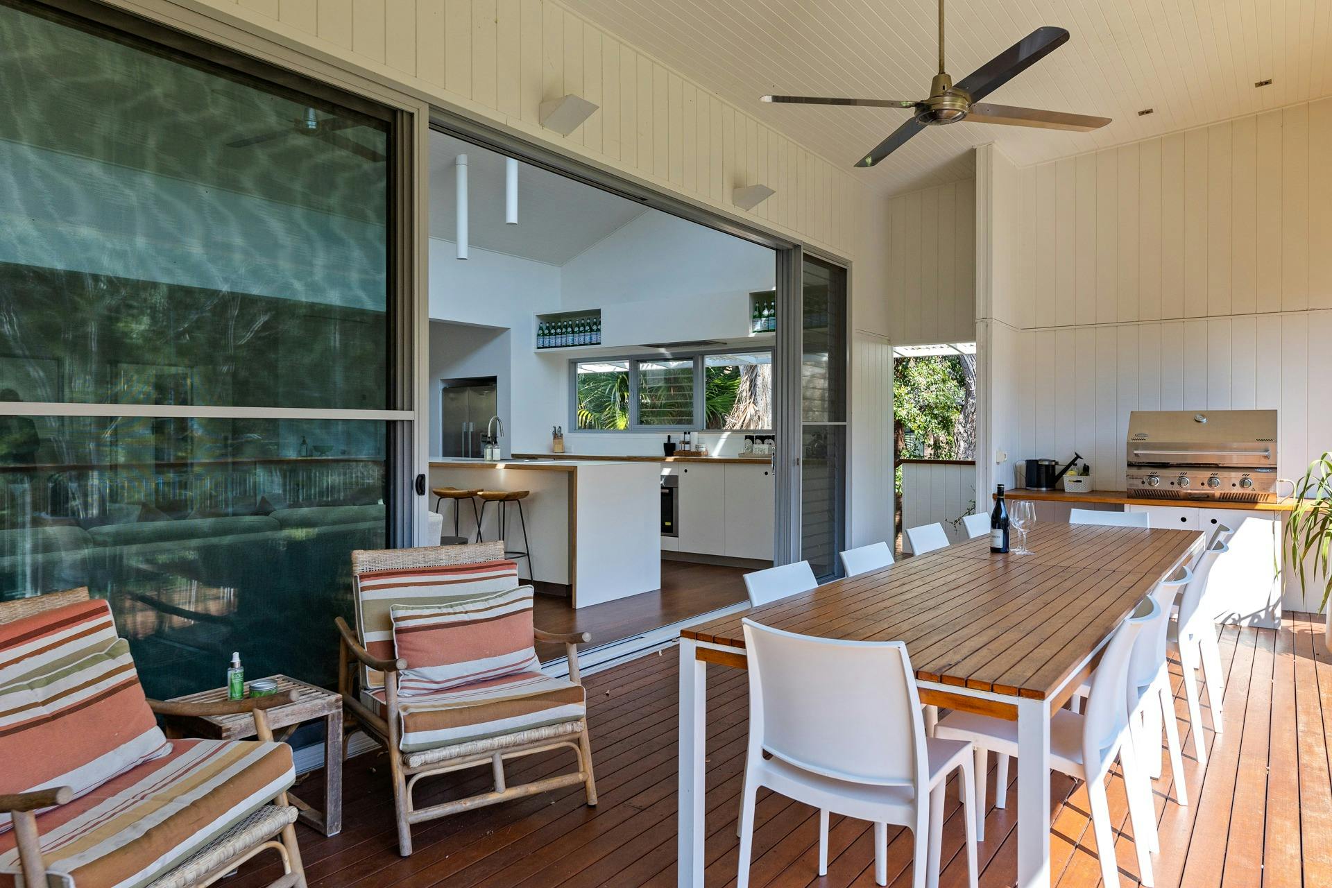 屋根付きデッキ