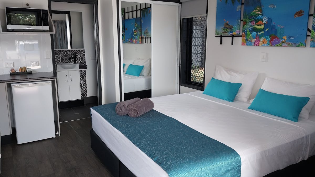 A beautiful self-contained cabin with King bed, private ensuite, air-con, full kitchen and WIFI