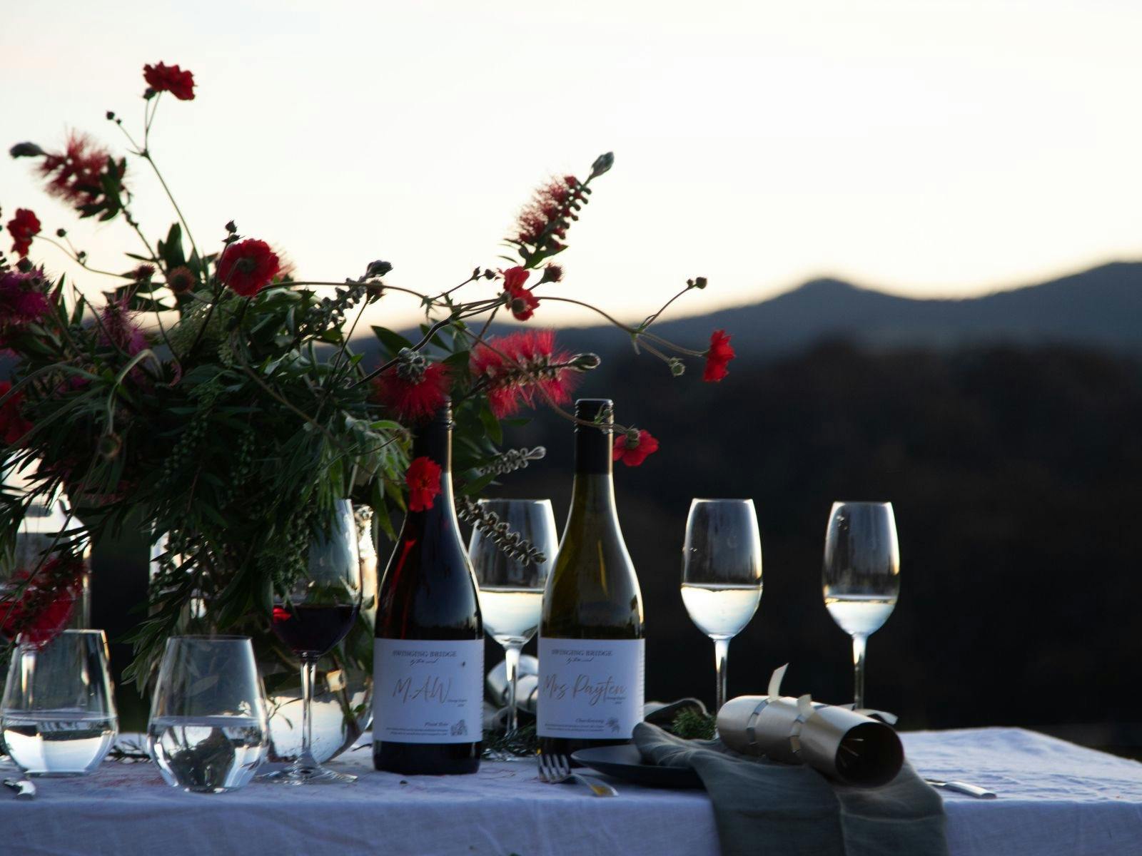 오렌지의 스윙잉 브릿지에서 열리는 이벤트를 위해 와인 꽃 아름다운 산 전망이 갖춰진 테이블 세팅.