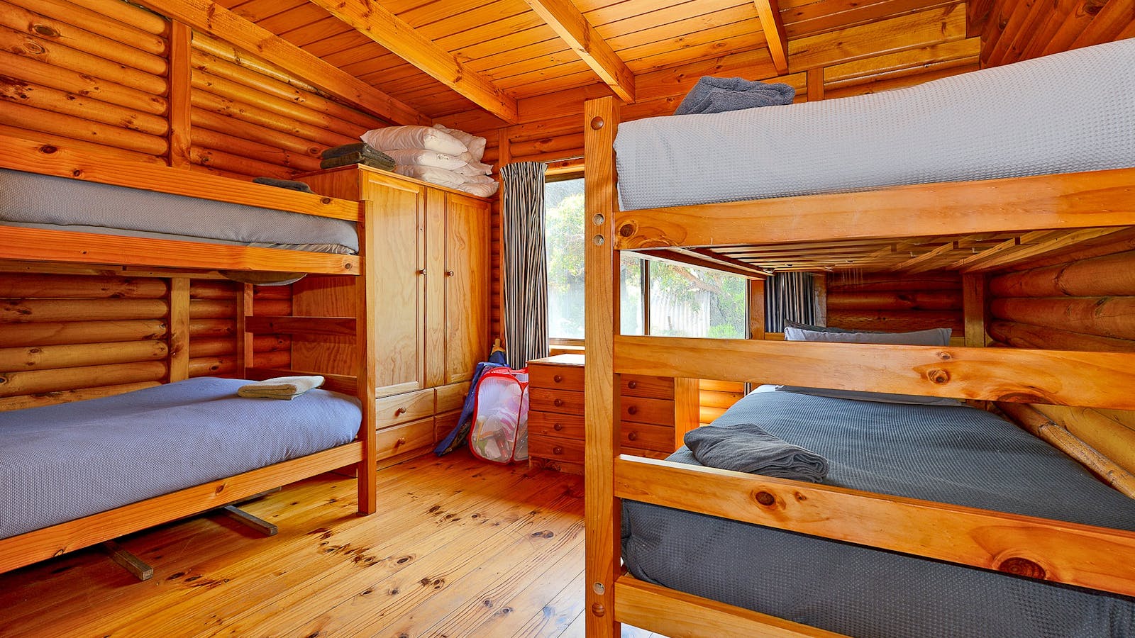 Cloudy Bay Cabin - Bunk room