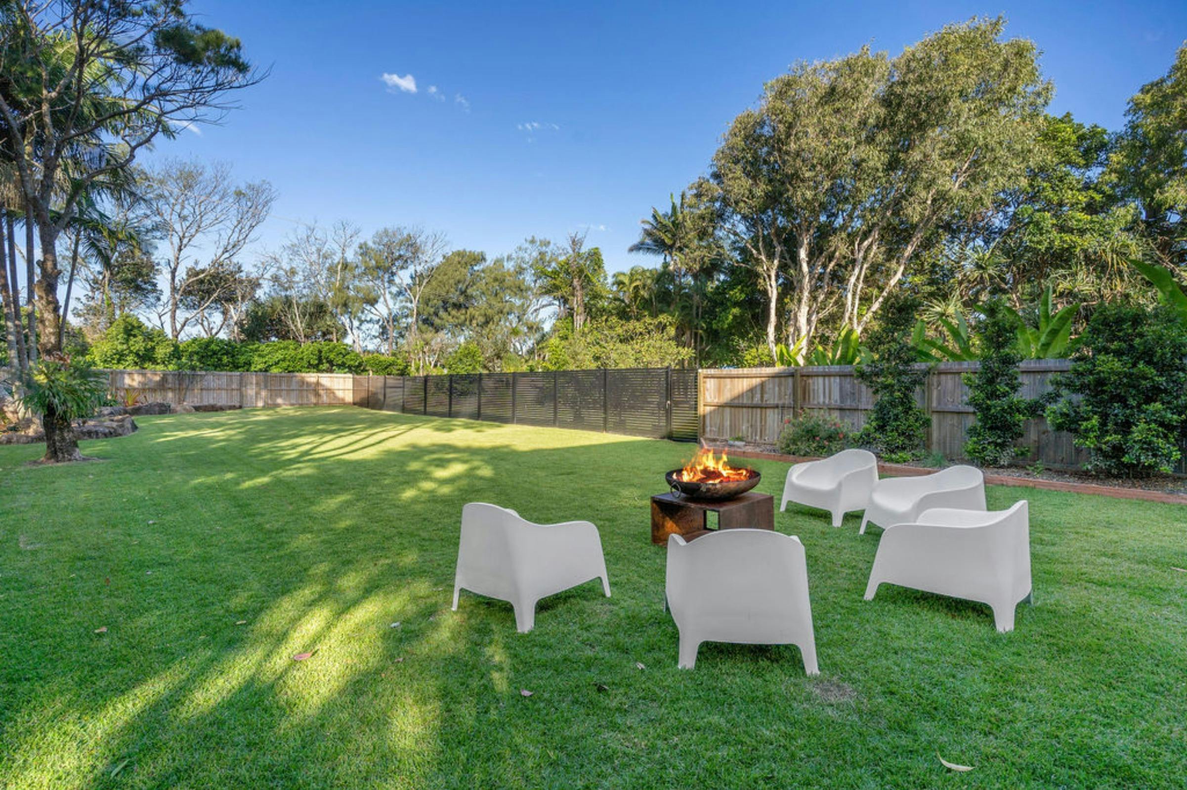 ファイヤーピットのある中庭