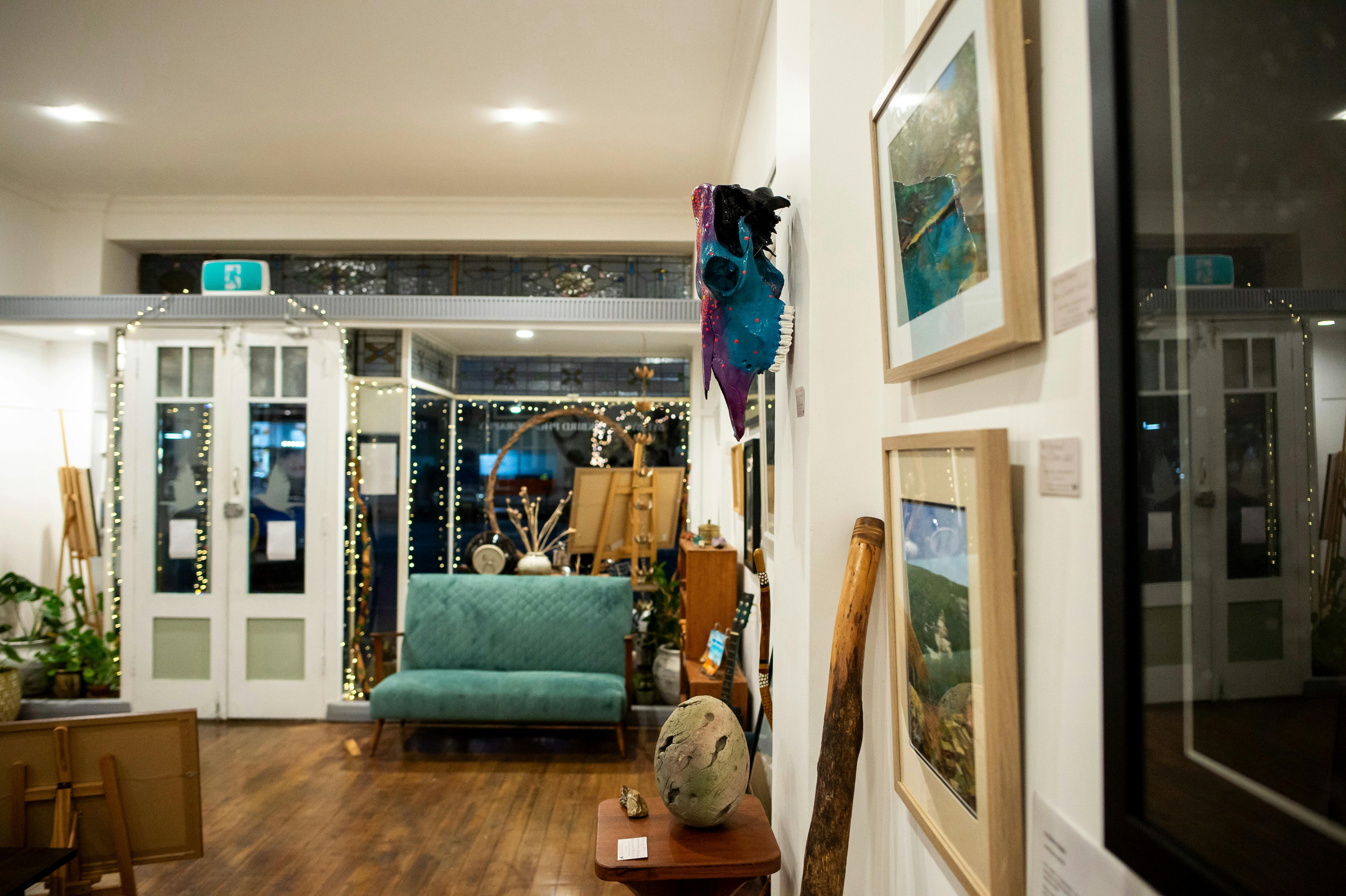 밤에 갤러리를 보는 모습