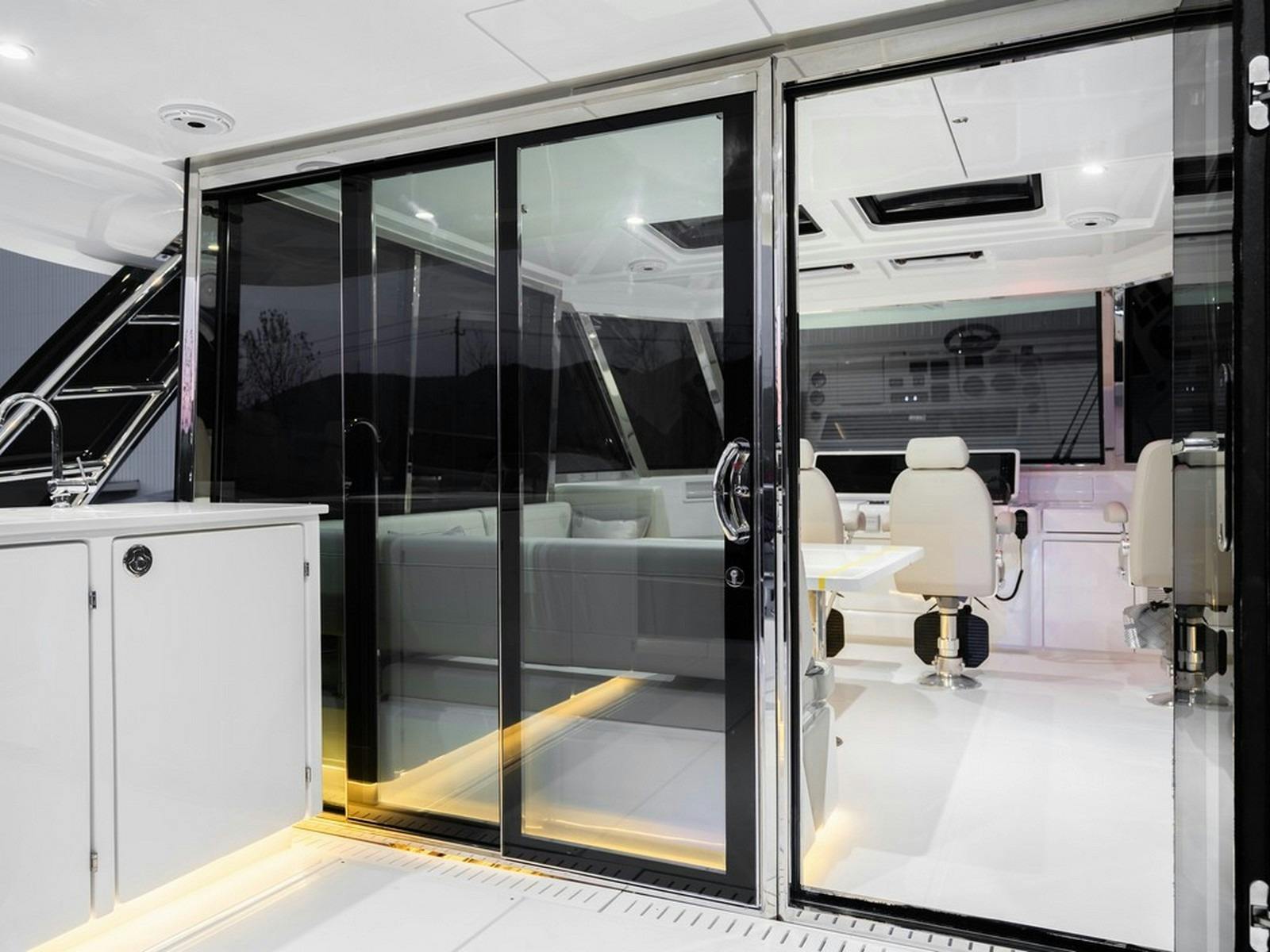 Aquila 54 - Enclosed flybridge