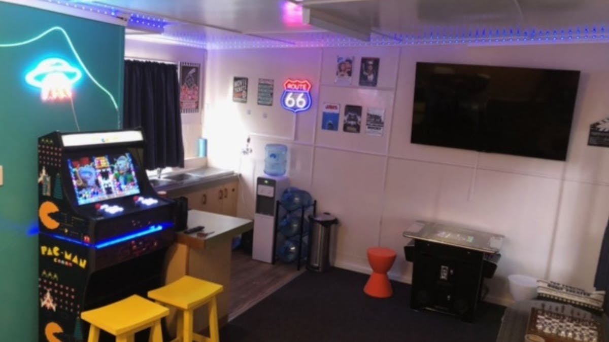 Social Games Room Acacia Motel Chinchilla - MORE THAN A BED
