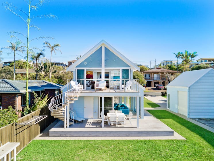 Middle Rock Beach House - Absolute Beachfront