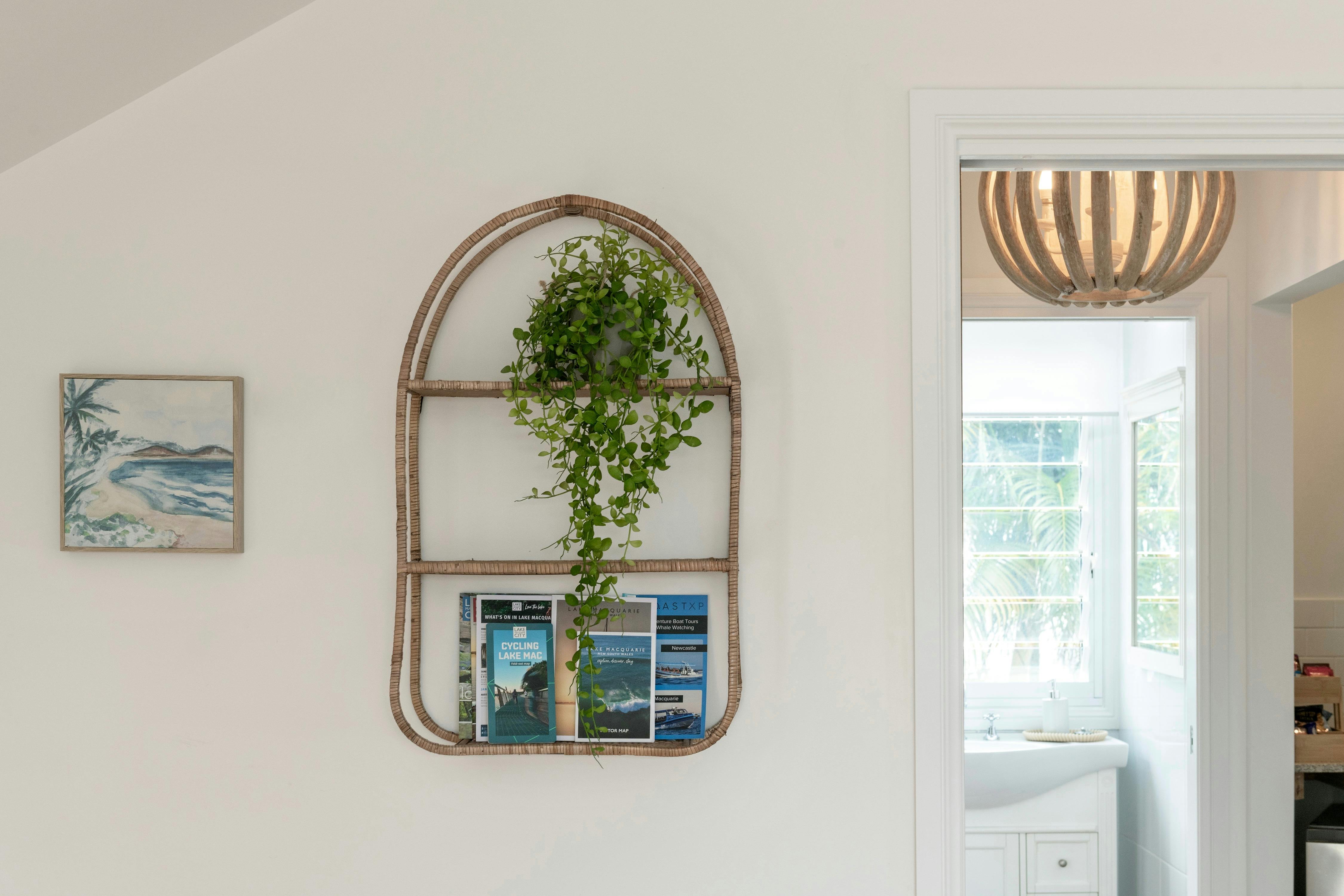 観光案内パンフレットを飾った壁掛け棚と素敵な木製のペンダントライト