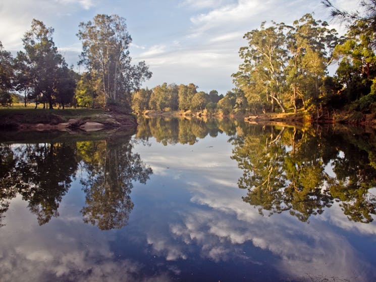 Devil's Elbow - perfect reflections on the glassy Nambucca River