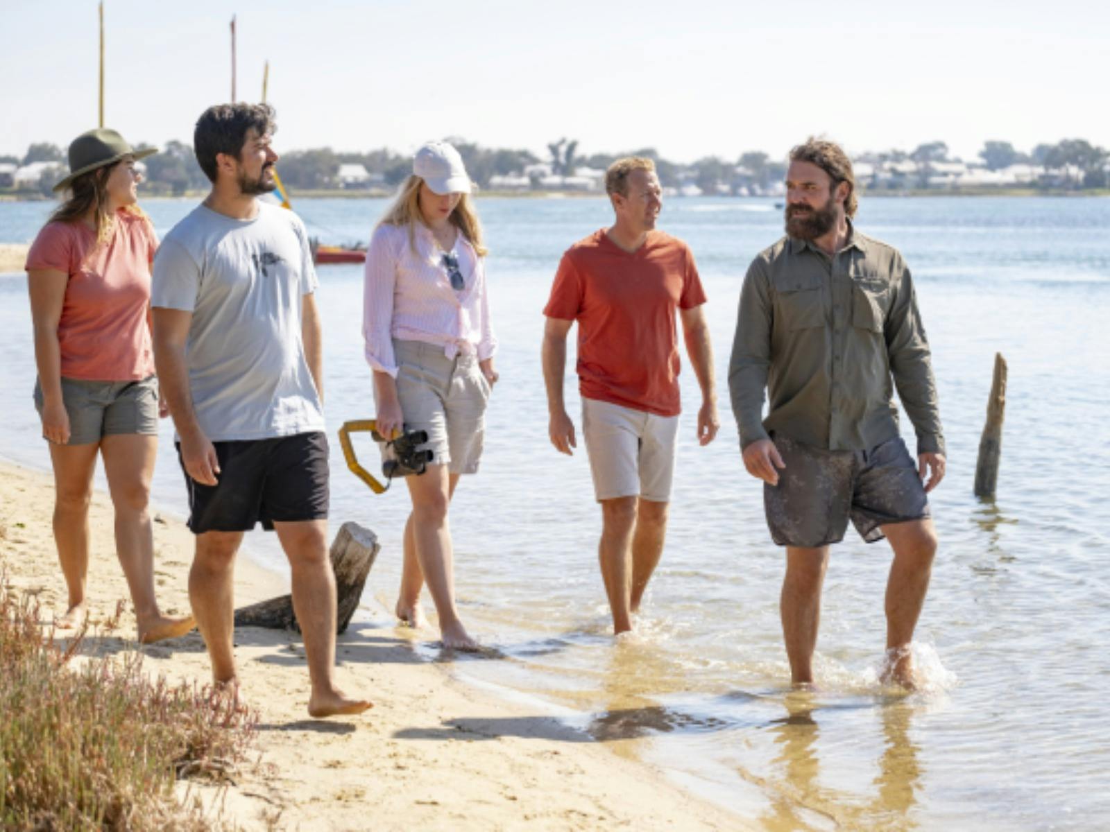 Guide leading 4 adults along the edge of the Estuary in Mandurah.