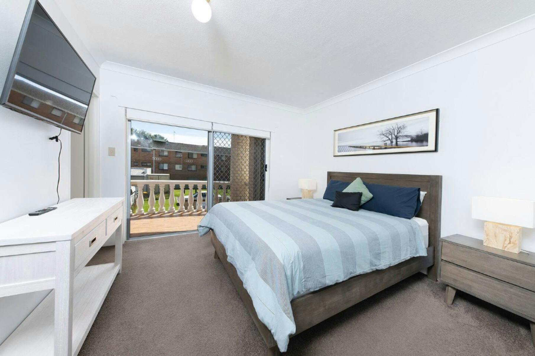 퀸 사이즈 침대, TV 발코니가 있는 침실