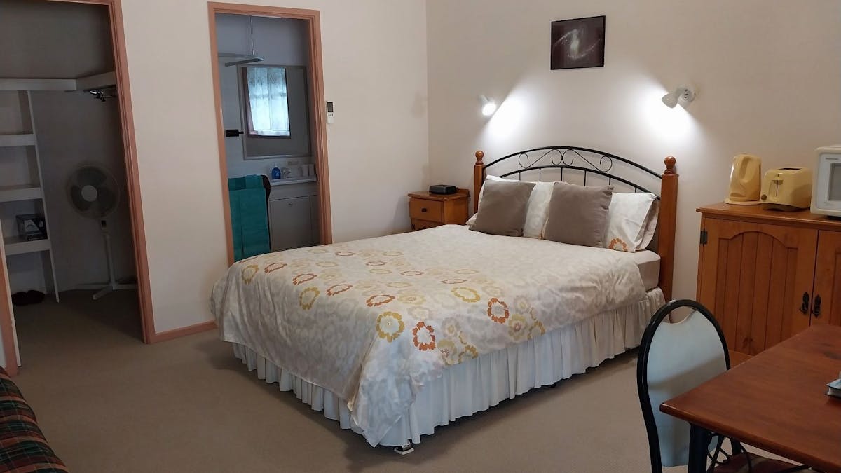 Cozy, clean and comfortable room with own toilet & shower, walk-in wardrobe and own entrance.