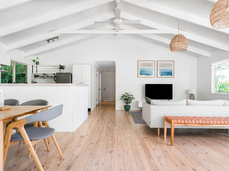 Hummingbird - Byron Bay - Open-plan kitchen, dining, and living