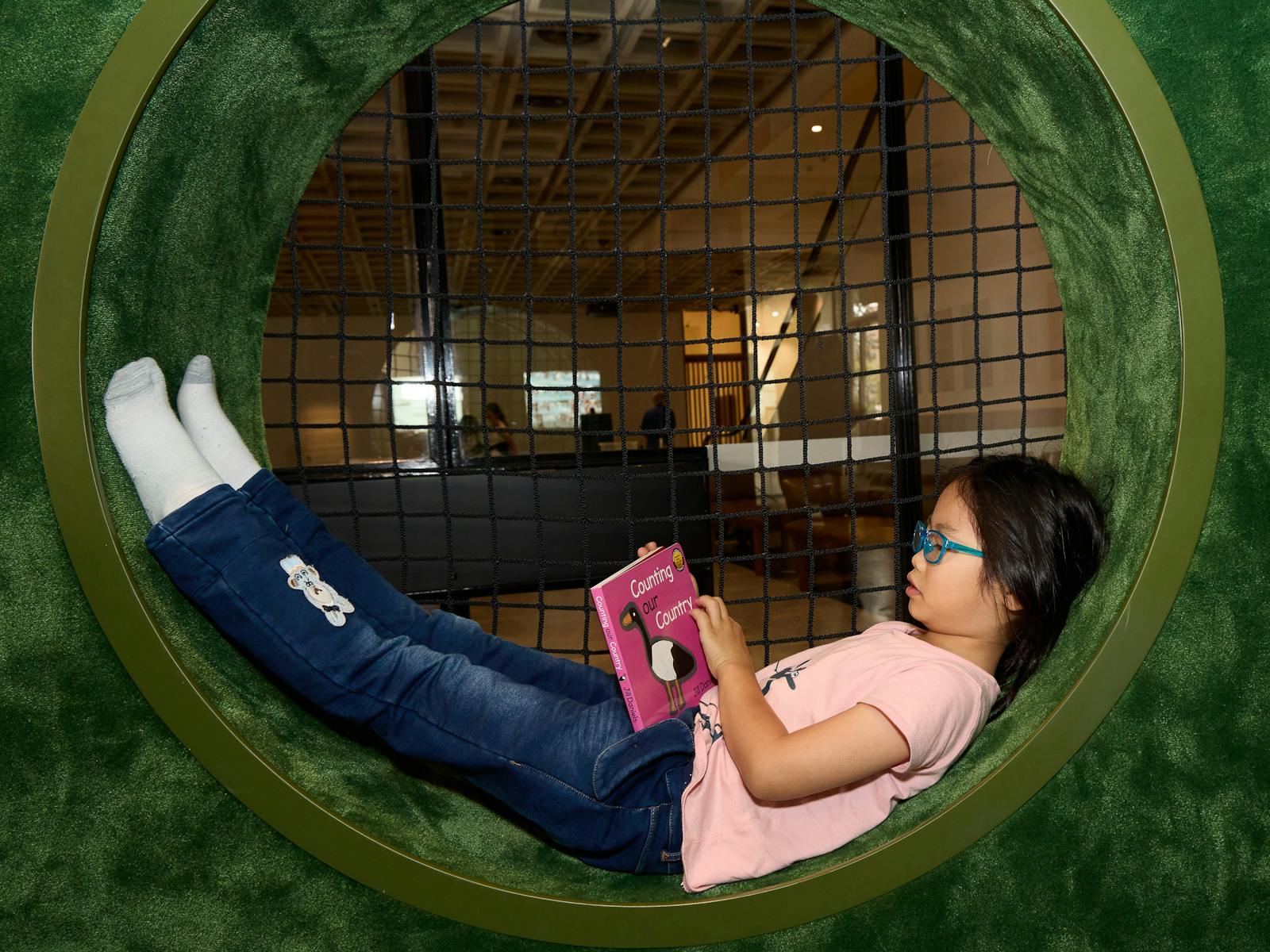 兒童藝術圖書館裡的孩子