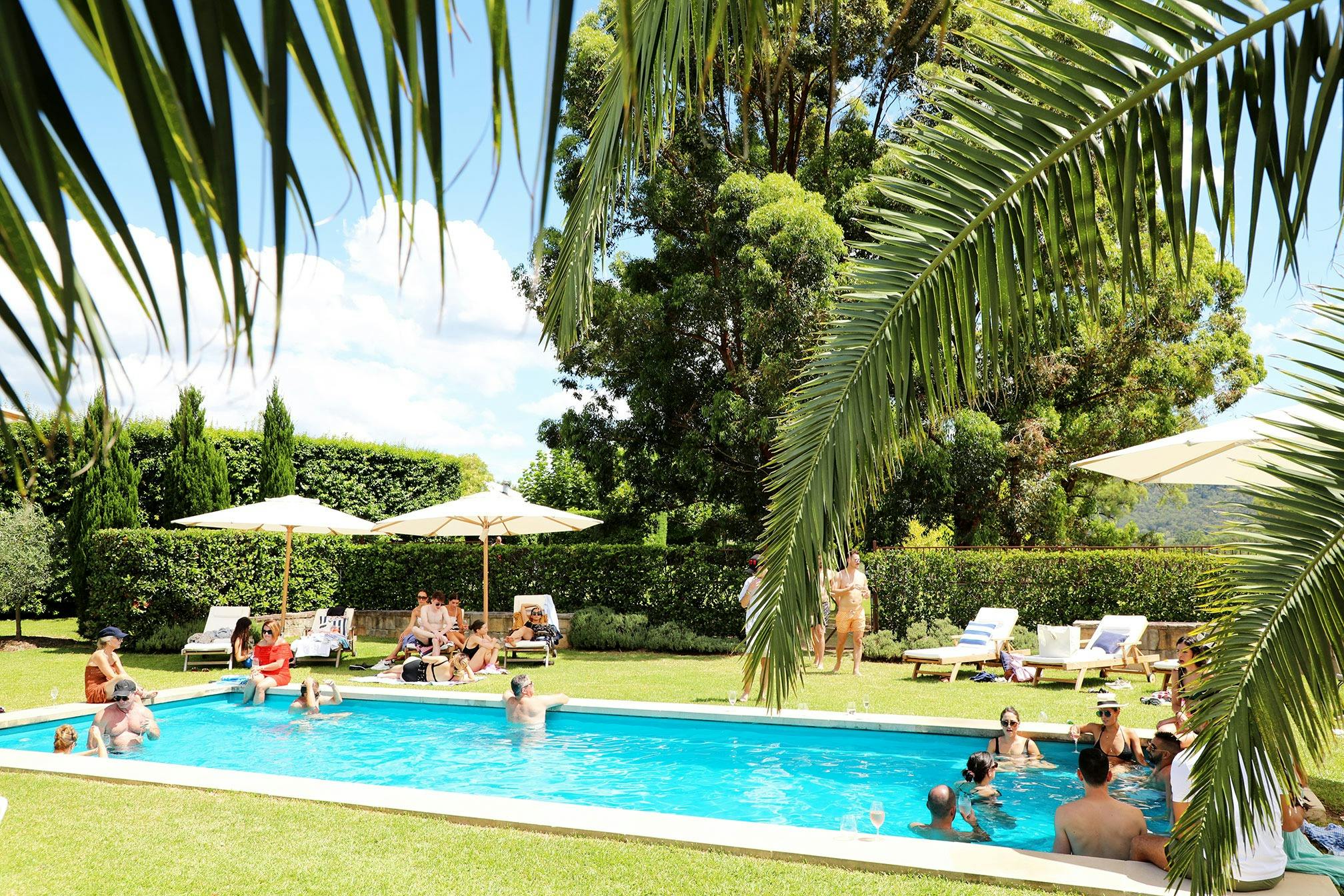 Gäste genießen den Pool