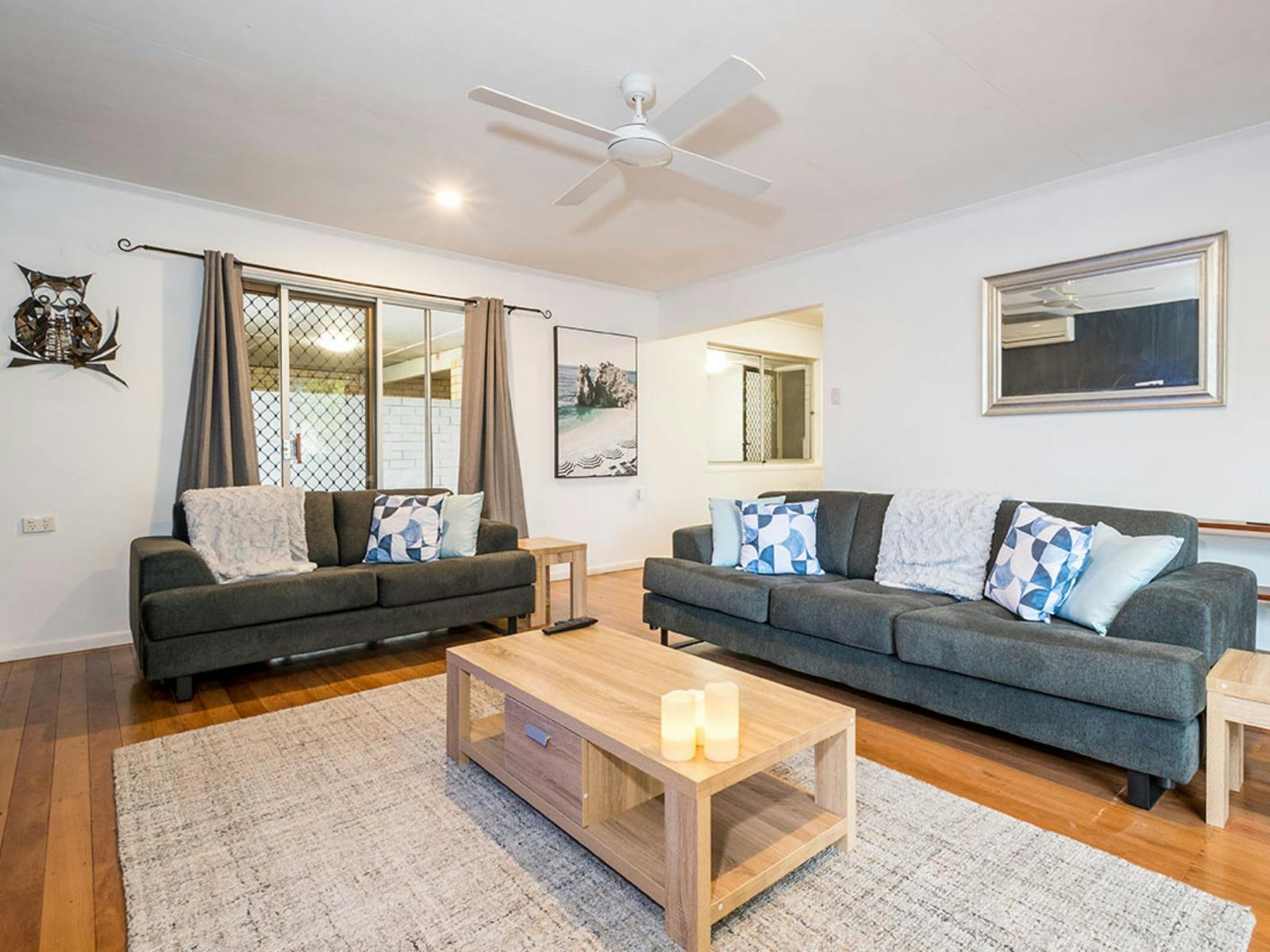 4 Bedroom home in Burleigh - Lounge 4 Bedroom home in Burleigh - Lounge