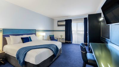 Queen room at Ramada Diplomat Canberra