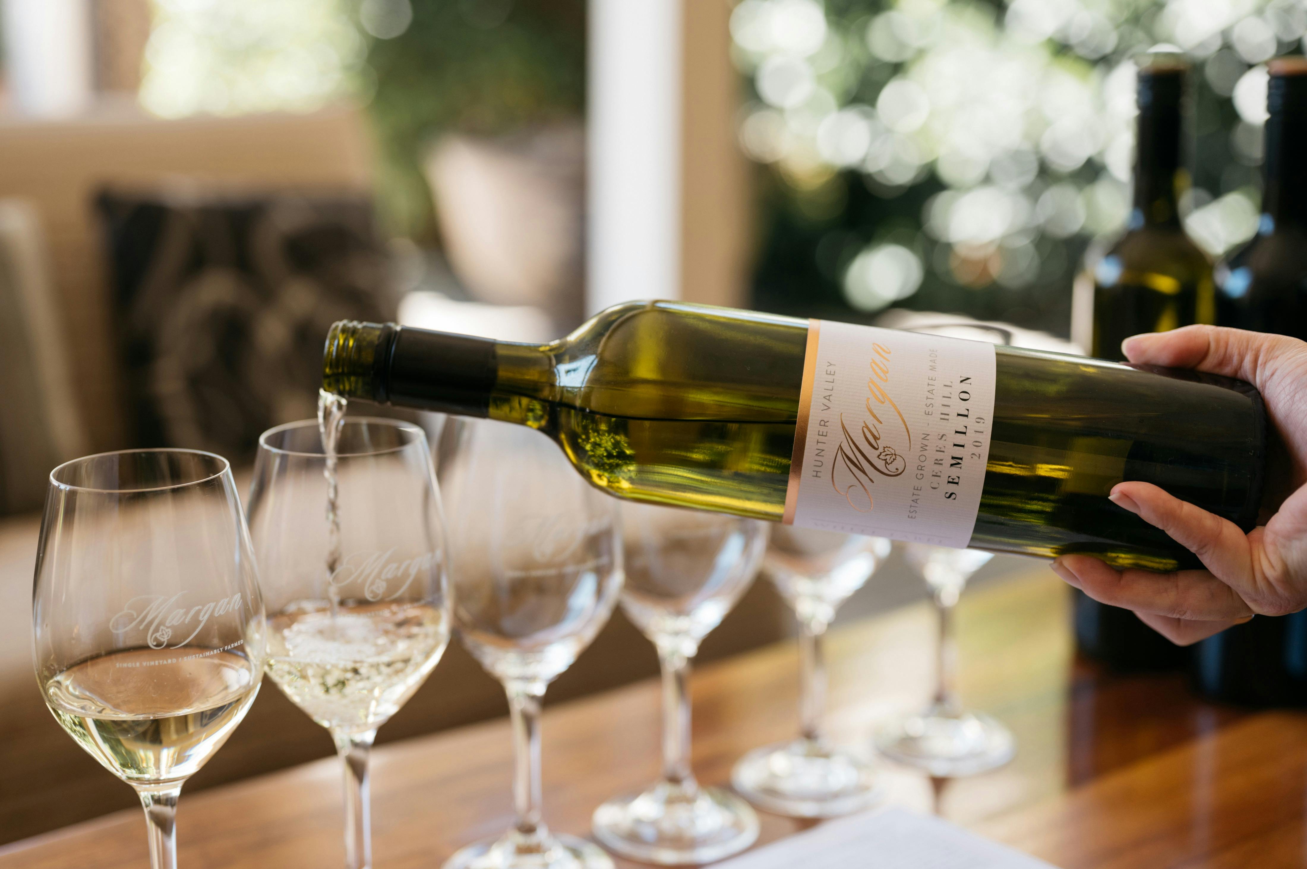 세미용이 등장하는 와인과 와인잔의 비행