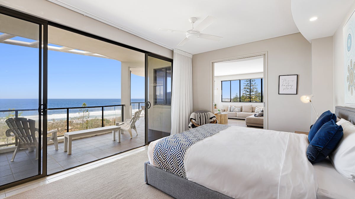 Meridian Alex Beach - Main Bedroom