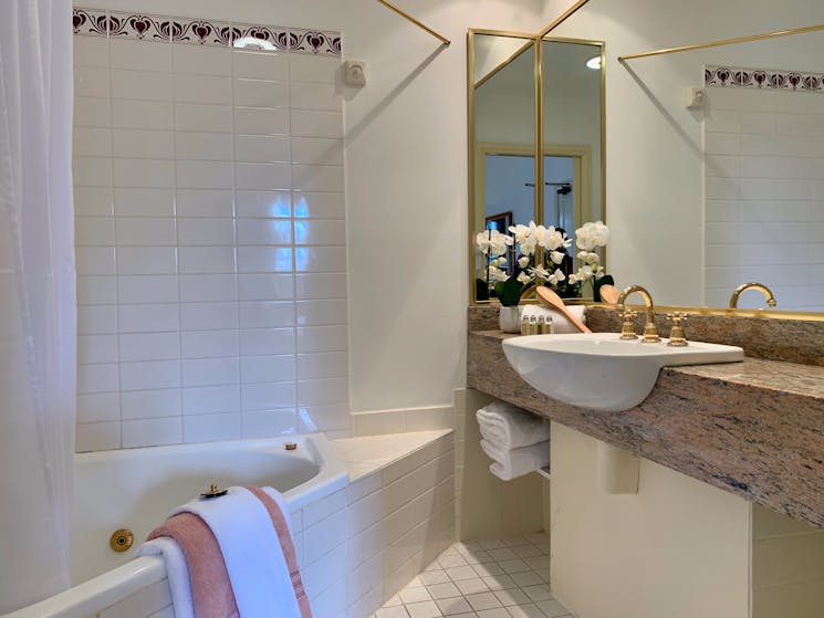 Ensuite bathroom | Shower with Corner Spa Bath |