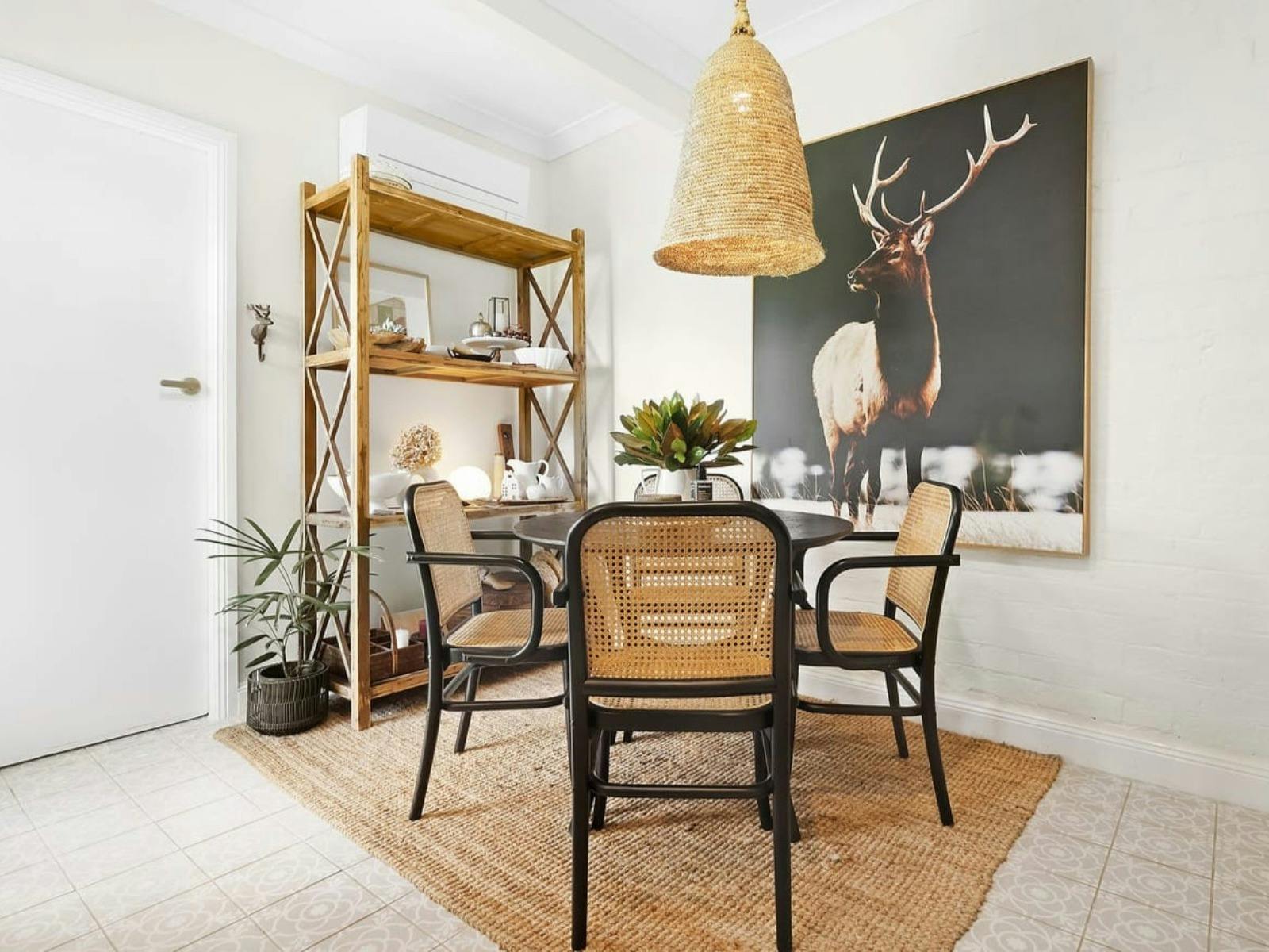 라탄 가구로 꾸민 세련된 다이닝룸
