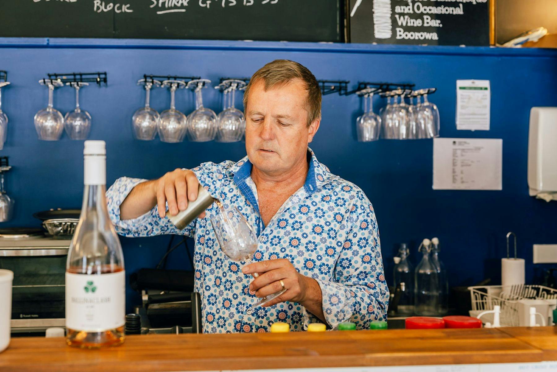 绝对一流的图书馆和偶尔开放的酒吧