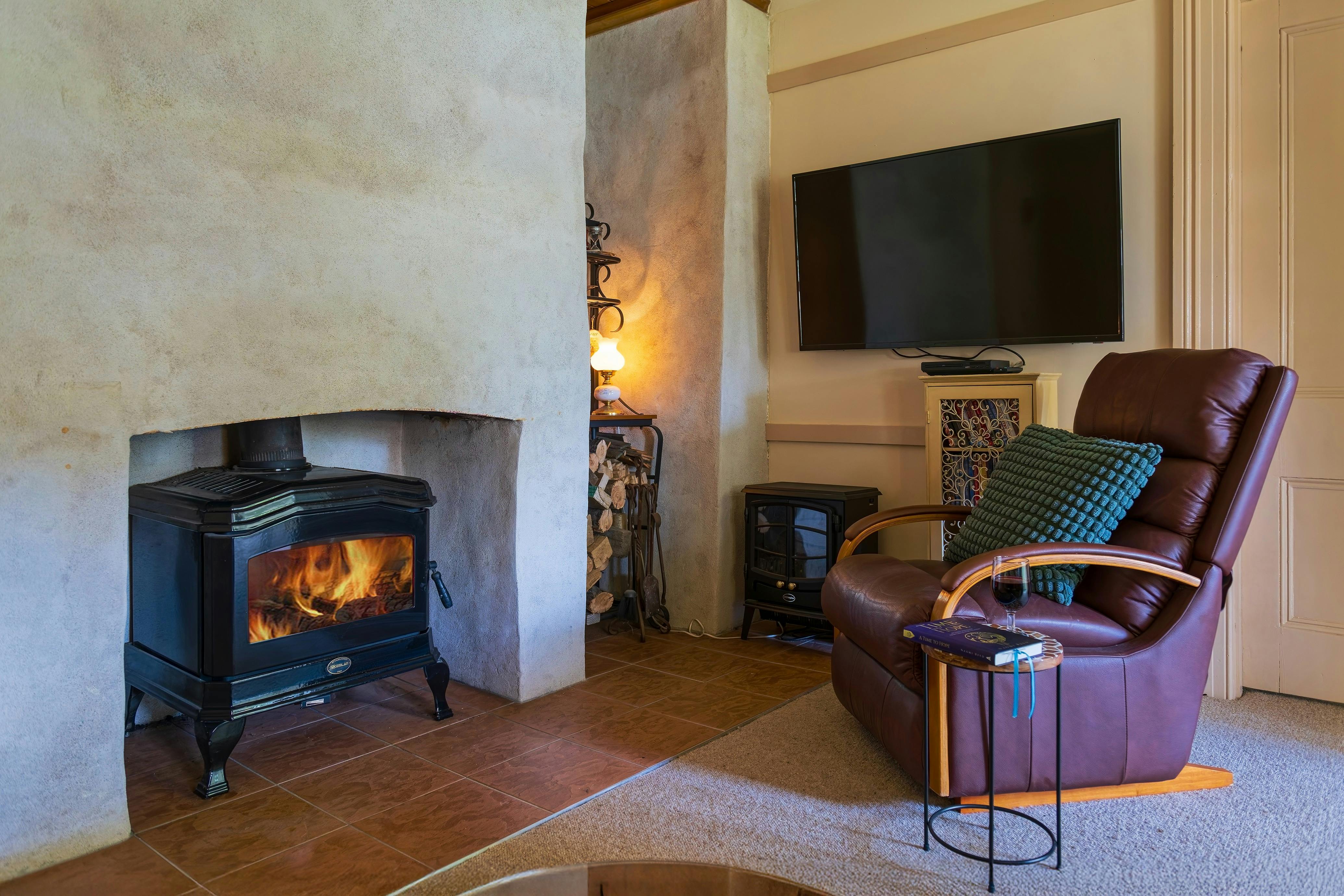 독창적이고 독특한 수제 벽난로가 라운지를 아늑하게 유지합니다.
