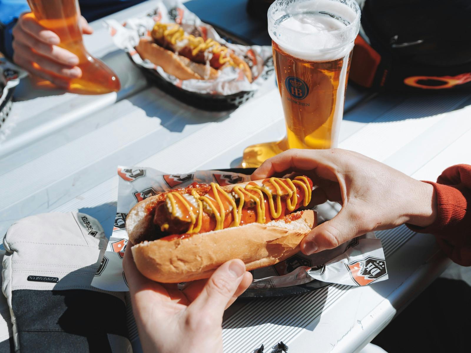 토마토 소스와 머스타드를 곁들인 크란스키