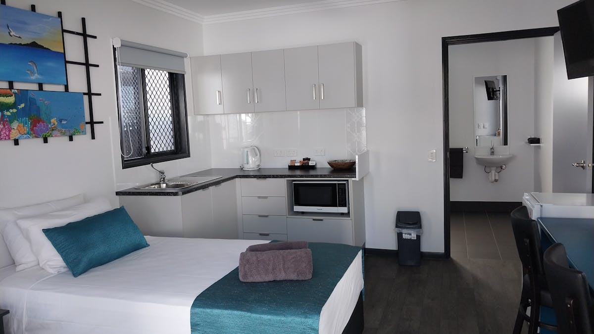 King Single with Kitchenette features a kettle, toaster, microwave, refrigerator & spacious bathroom