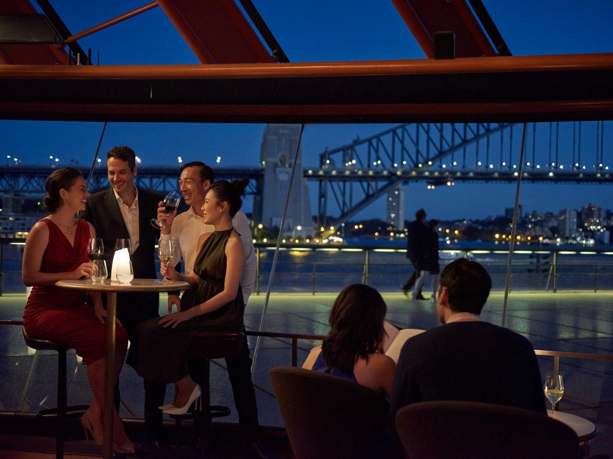 친구와 함께 저녁을 즐기는 커플