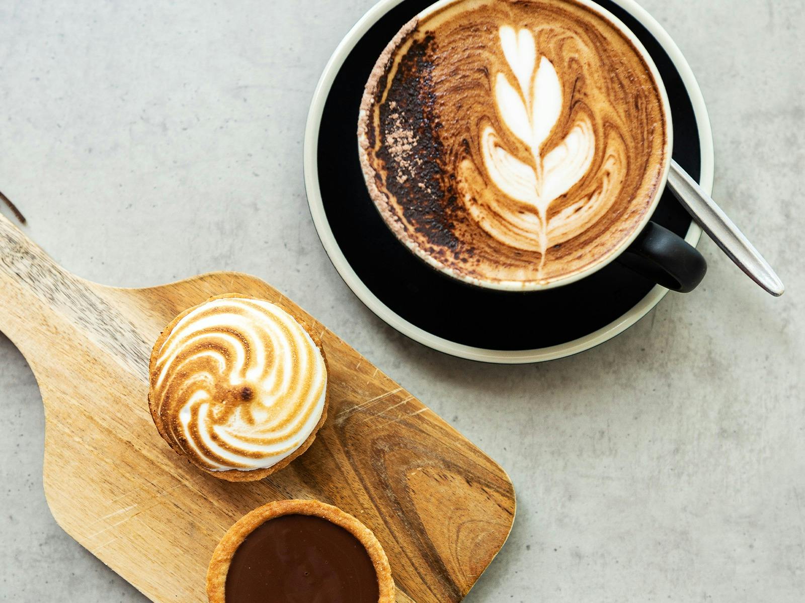 Encore Cafe의 커피와 간식