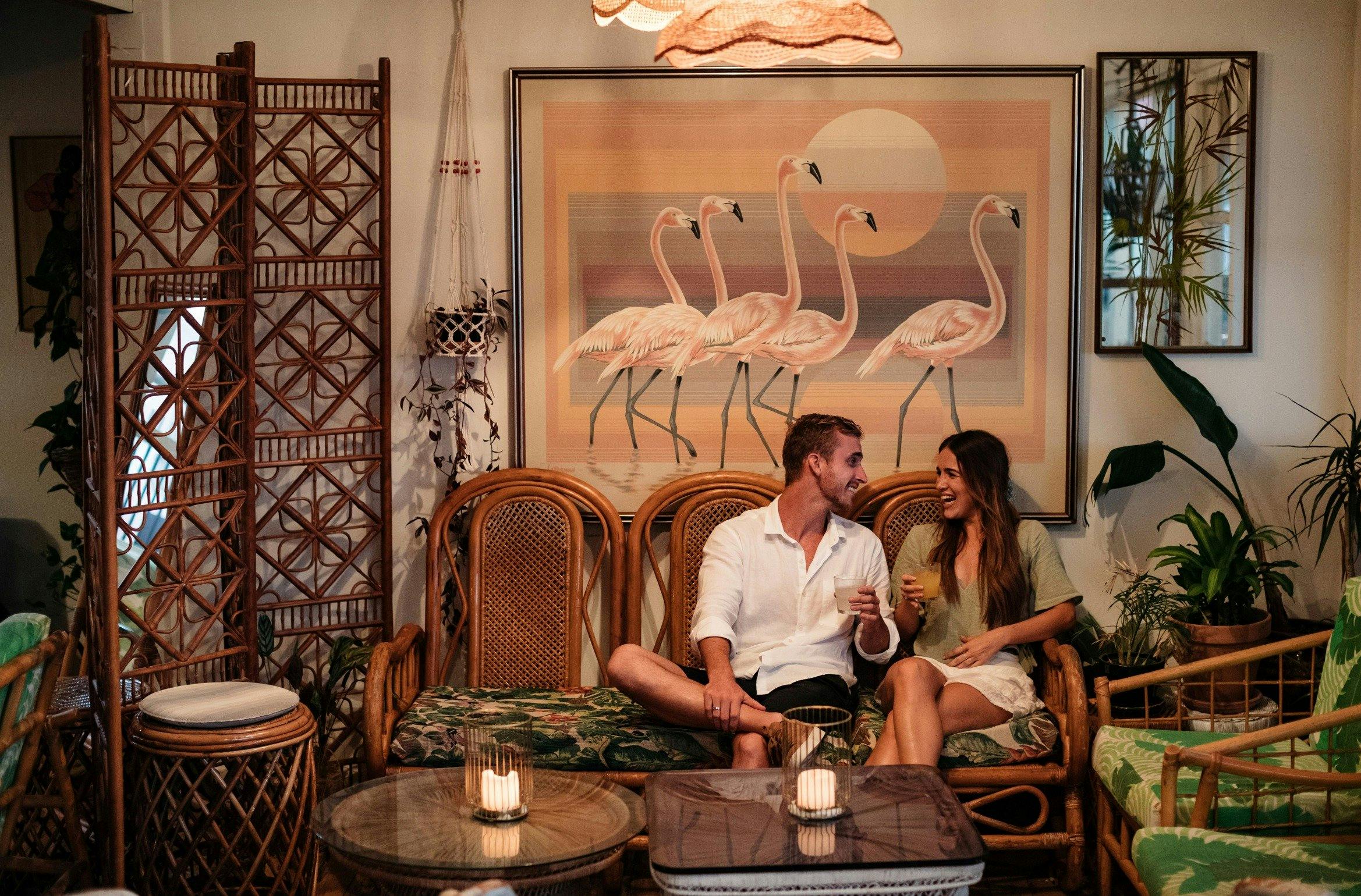 Mumbo Jumbo's Beachhouse, Terrigal에서 칵테일을 즐기는 커플