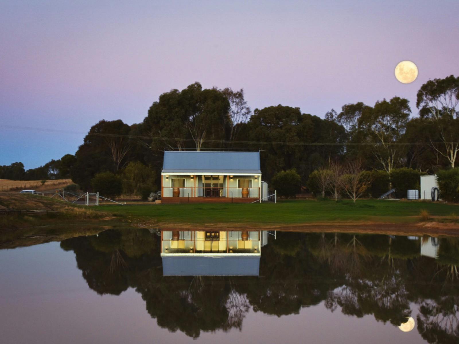 2쌍의 커플이 머물 수 있는 댐이 내려다보이는 별장 앞