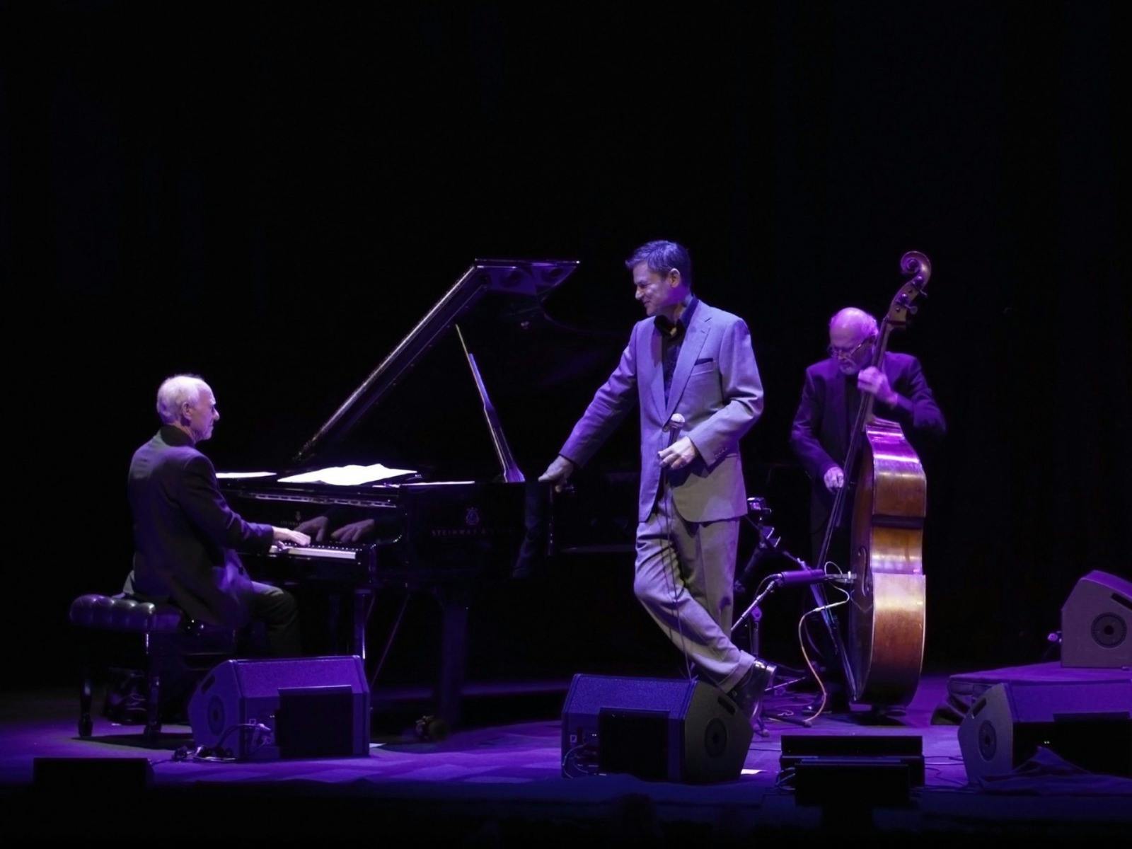GREGG ARTHUR TALKING TO PIANIST ON STAGE