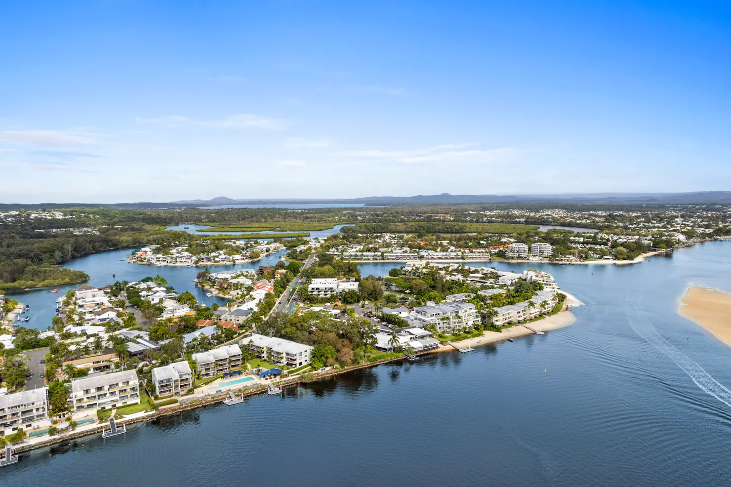 Tides on Noosa Pde located opposite the Noosa River