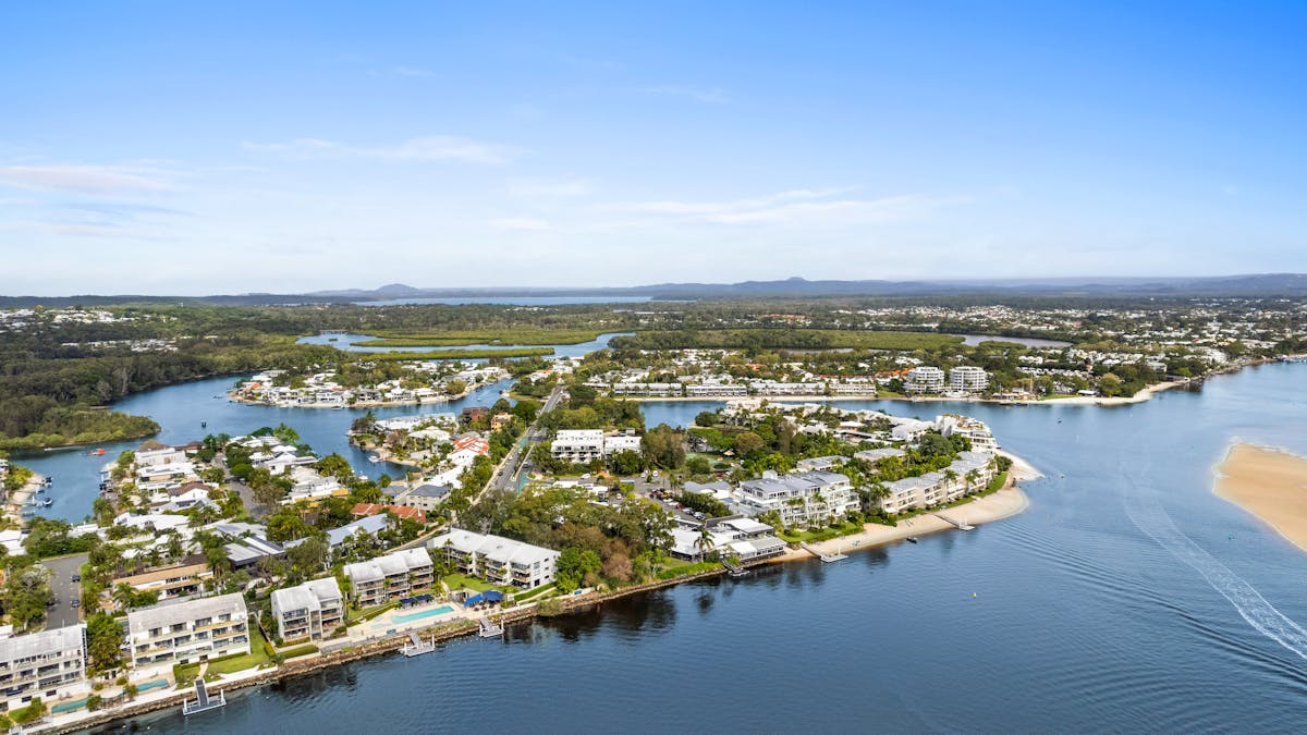 Tides on Noosa Pde located opposite the Noosa River