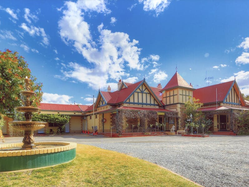 The Lodge Outback Motel