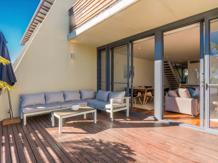 Kiah Beachside - Byron Bay - deck with outdoor lounge