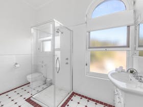 Premium Deluxe Bathroom