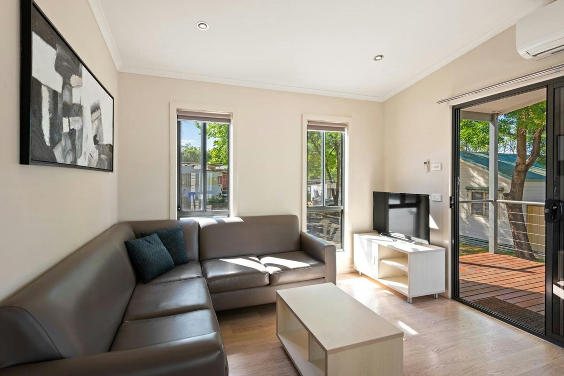 21465_lake_hume_deluxe_2b_cabin_s5_c