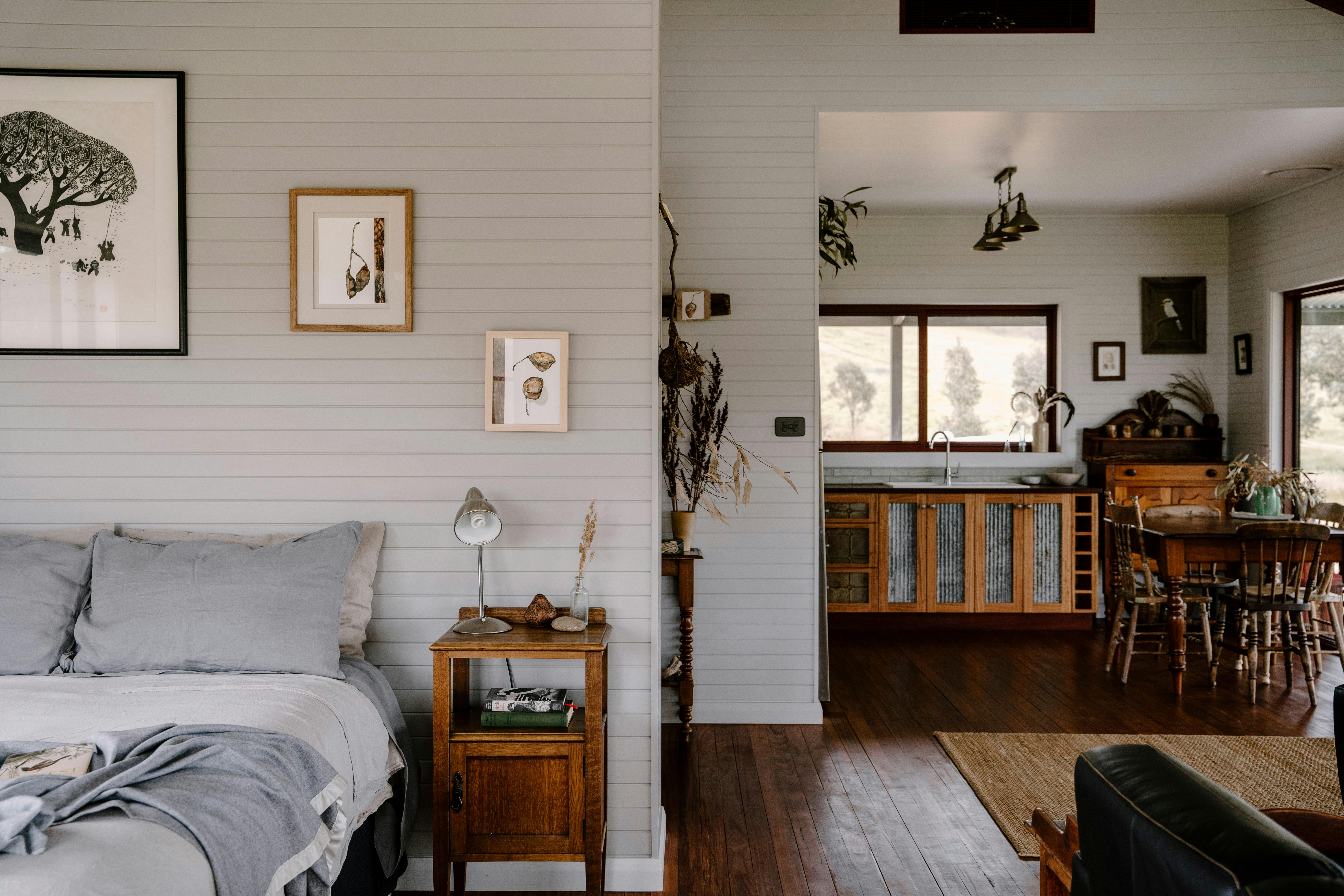 この画像はモダンで素朴なインテリアです。オープンプランのレイアウトが示されています。