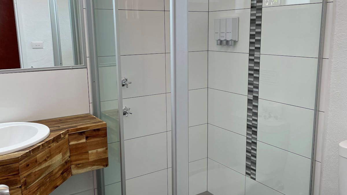 Bathroom Deluxe Queen Room