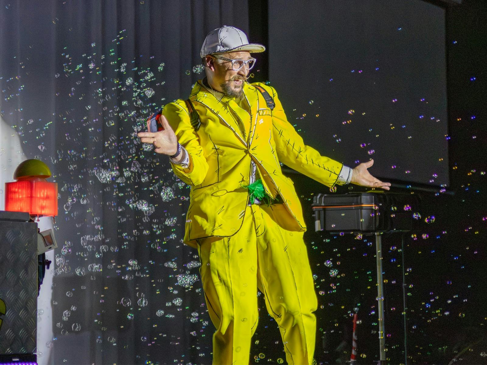 Pretty Amazing Jono Magic, Bubbles and Mayhem