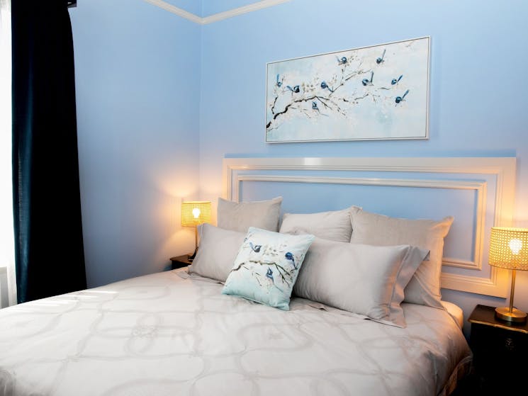 Blue room Bed and lamps