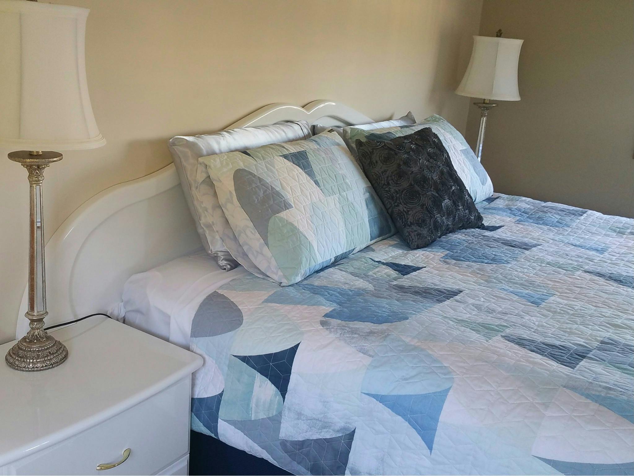 Bedroom in the Self-Contained cottage at Must Love Dogs B&B