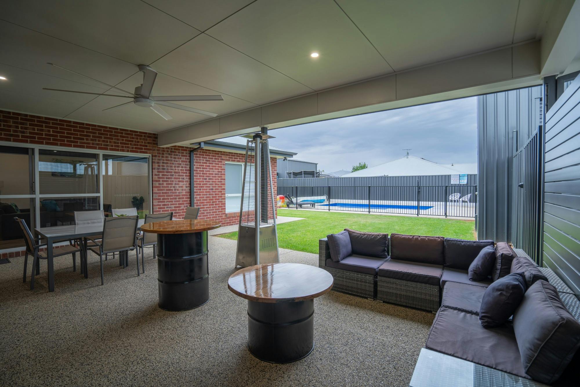 소파 야외 테이블 히터 바 테이블 커피 테이블이 있는 야외 공간. 다트보드와 바비큐.