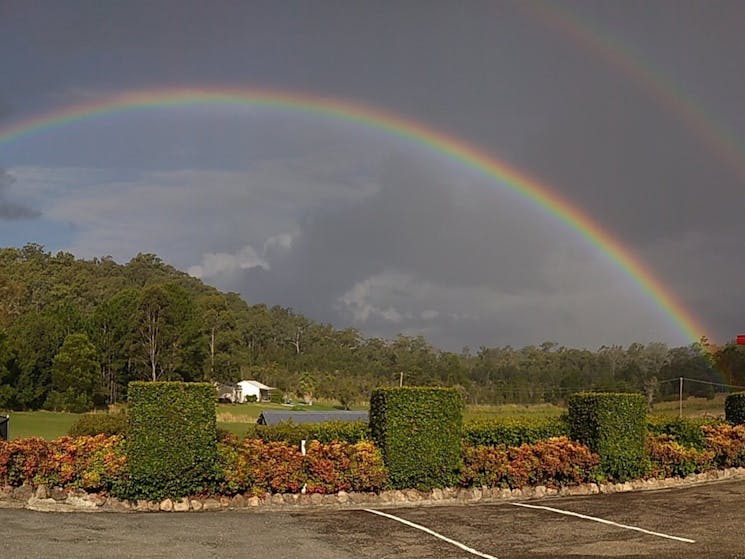 Kew Motel Rainbow In Backyard