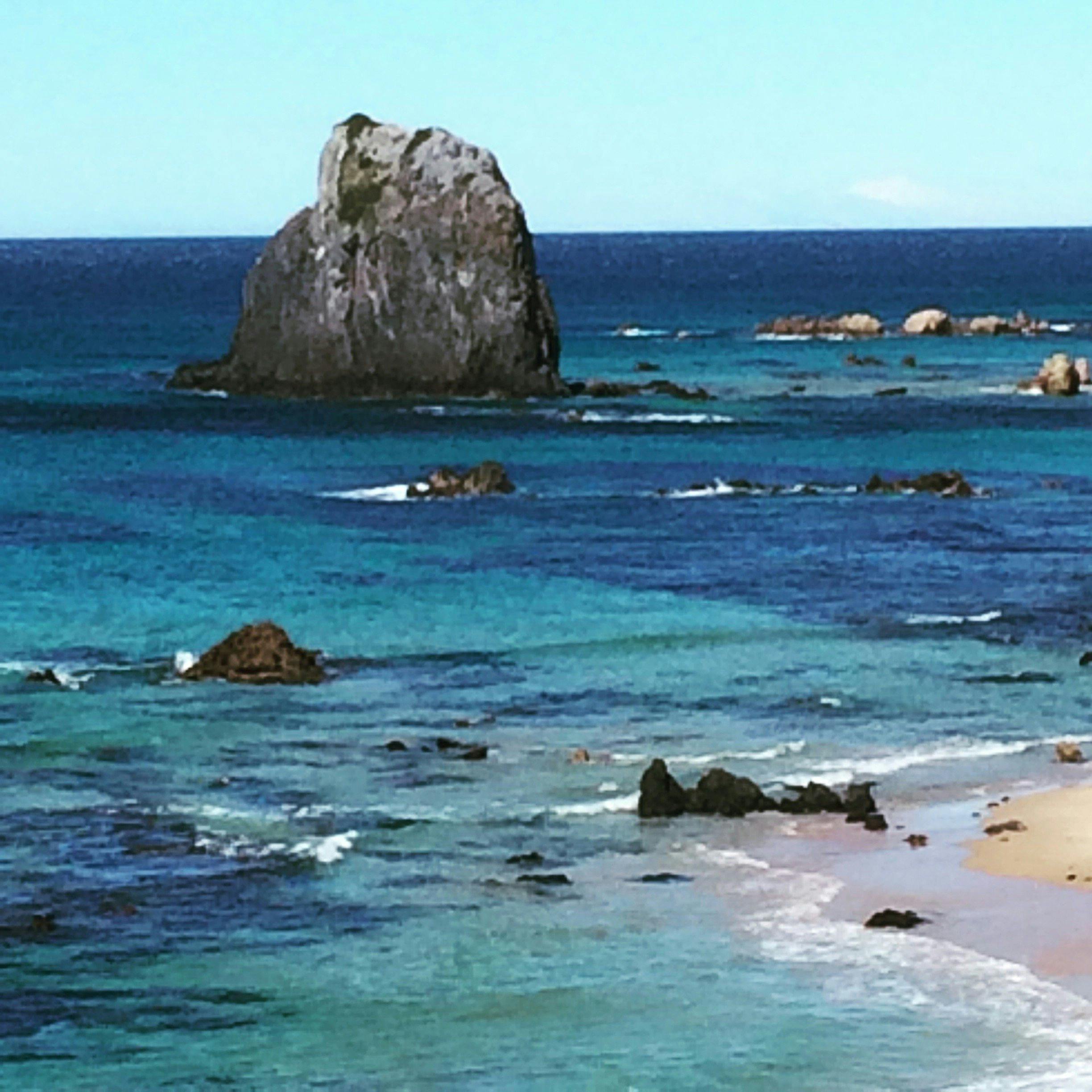 この見事な見晴らしの良い場所から、これらの見事な岩層とモンタギュー島をご覧ください
