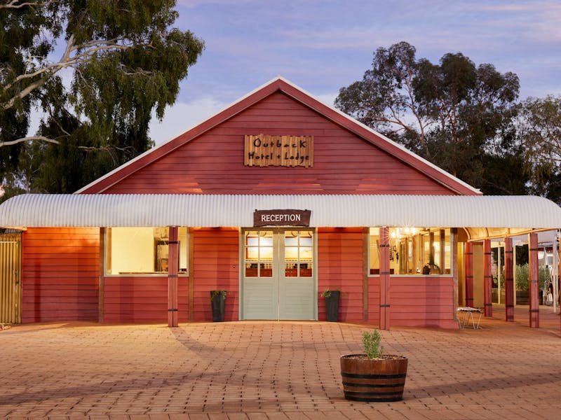 Outback Hotel & Lodge Exterior