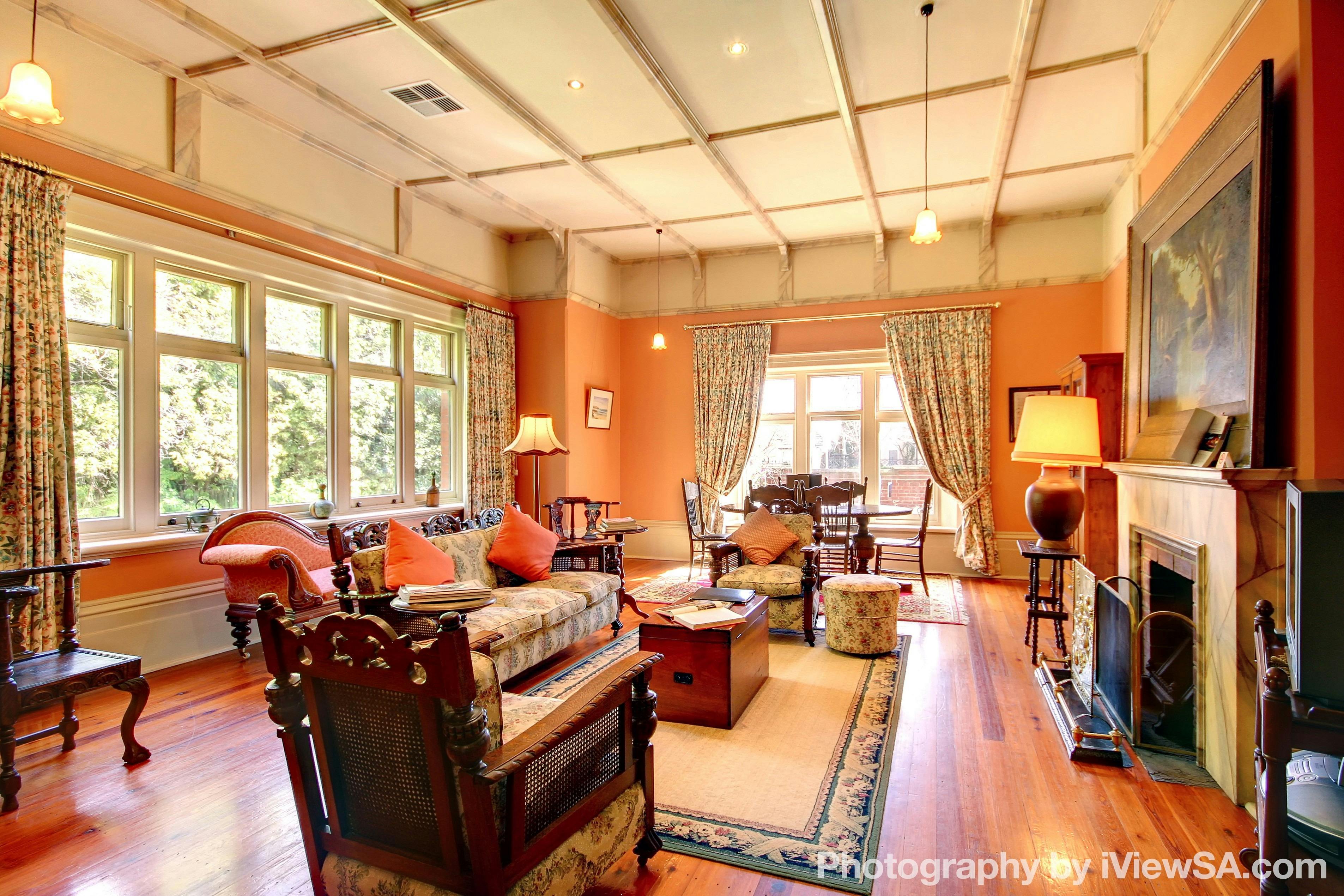 Experience Adelaide Buxton Manor Lowe Esquire Apartment