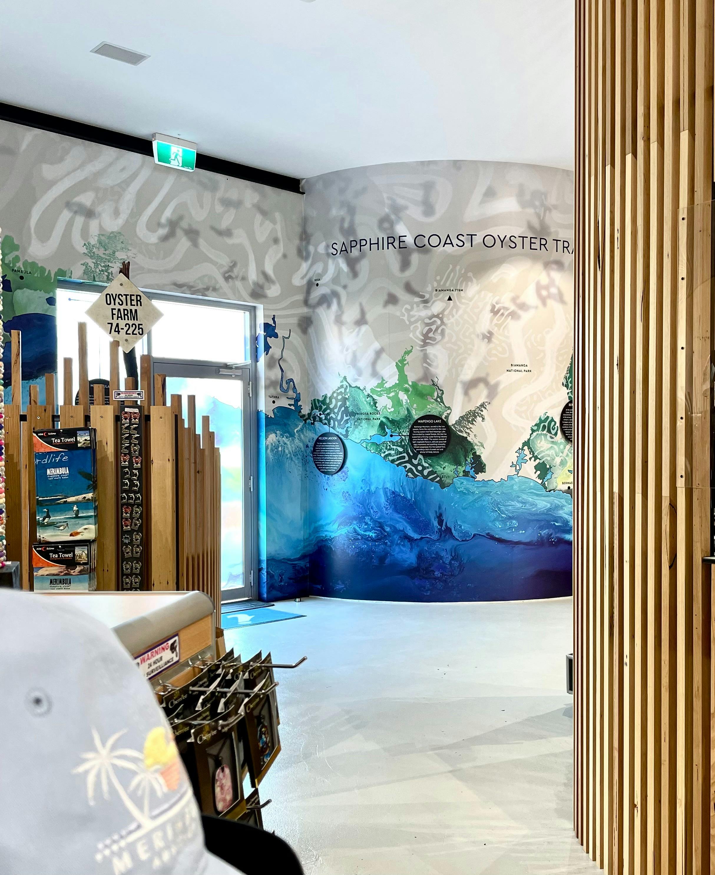 サファイア海岸のさまざまな牡蠣養殖場の位置を示す大きな地図が貼られた壁