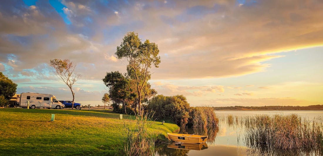 Clayton Bay Riverside Holiday Park - Clayton Bay, Accommodation